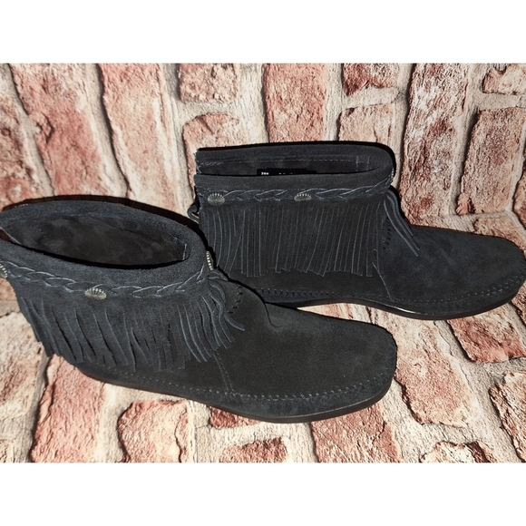 Minnetonka | High Top Back-Zip Black Fringe Moccasin Boots - Missing Insoles - Picture 9 of 16